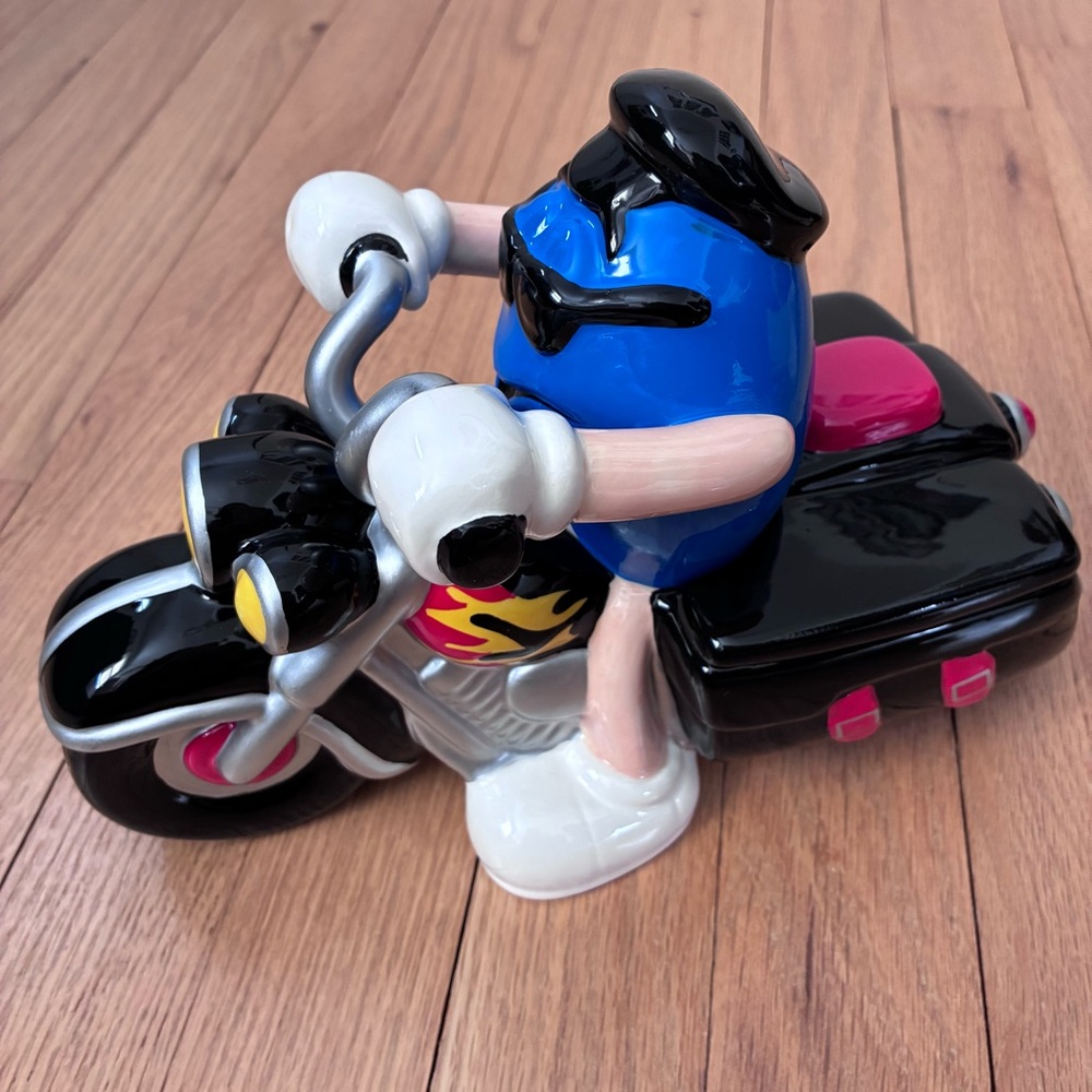 M&M’s Motorcycle Candy Dish. 2003 Ceramic Collectible, GALERIE ™️
2 pieces.